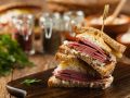 Ruben,Sandwich.,New,York,Sandwich,With,Pastrami,,Sauce,1000,Islands